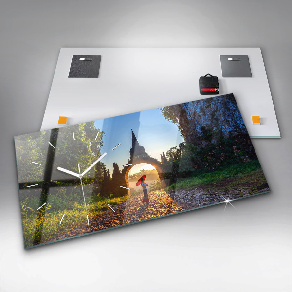 Horizontální hodiny na skle Park Surat Thani v Thajsku