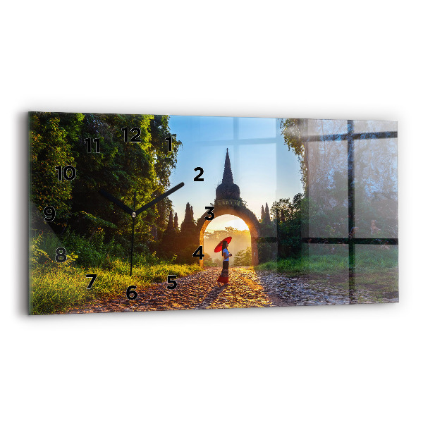 Horizontální hodiny na skle Park Surat Thani v Thajsku