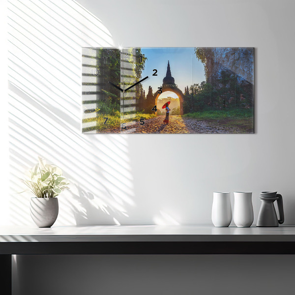 Horizontální hodiny na skle Park Surat Thani v Thajsku