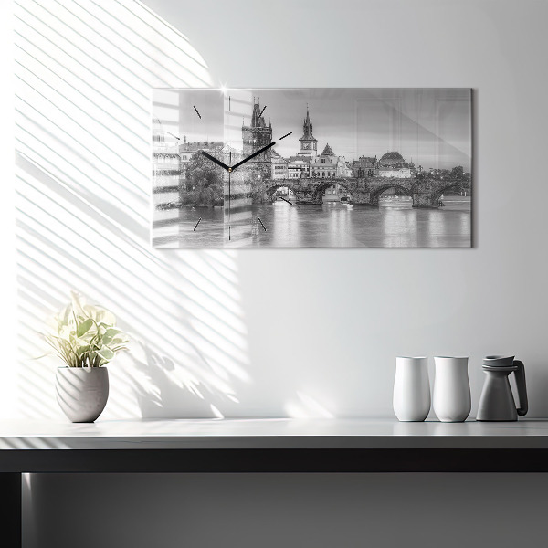 Horizontální hodiny na skle Pohled na Karlův most v Praze