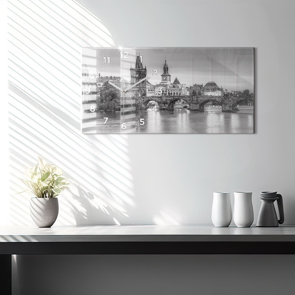 Horizontální hodiny na skle Pohled na Karlův most v Praze