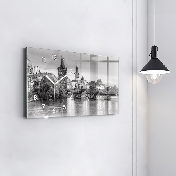 Horizontální hodiny na skle Pohled na Karlův most v Praze