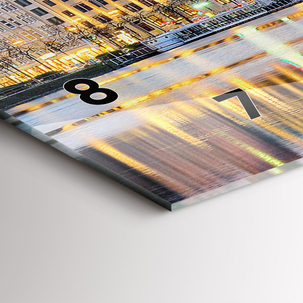 Horizontální hodiny na skle Alster v Hamburku