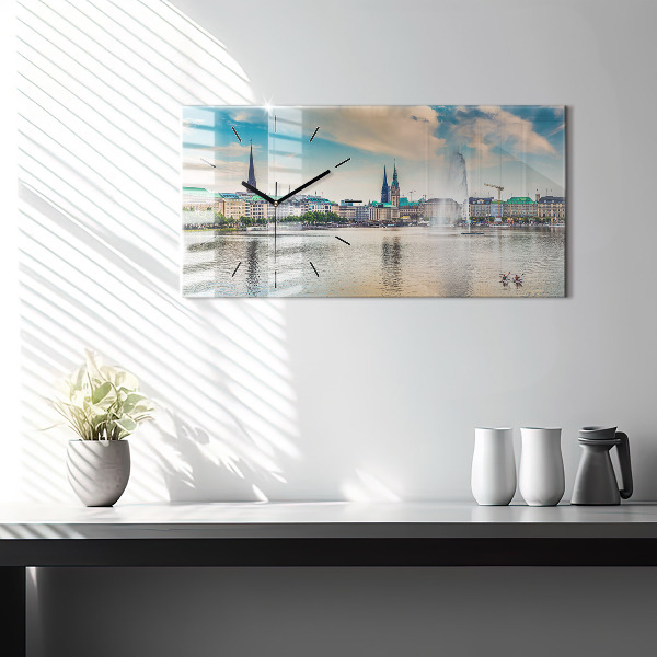 Horizontální hodiny na skle Binnenalster v Hamburku