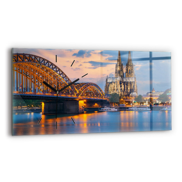 Horizontální hodiny na skle Pohled na radnici