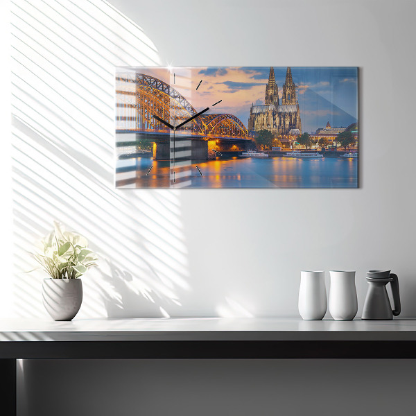 Horizontální hodiny na skle Pohled na radnici