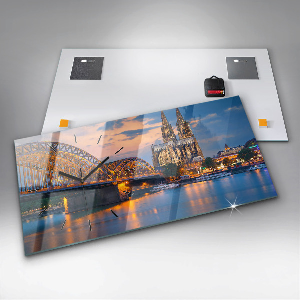 Horizontální hodiny na skle Pohled na radnici