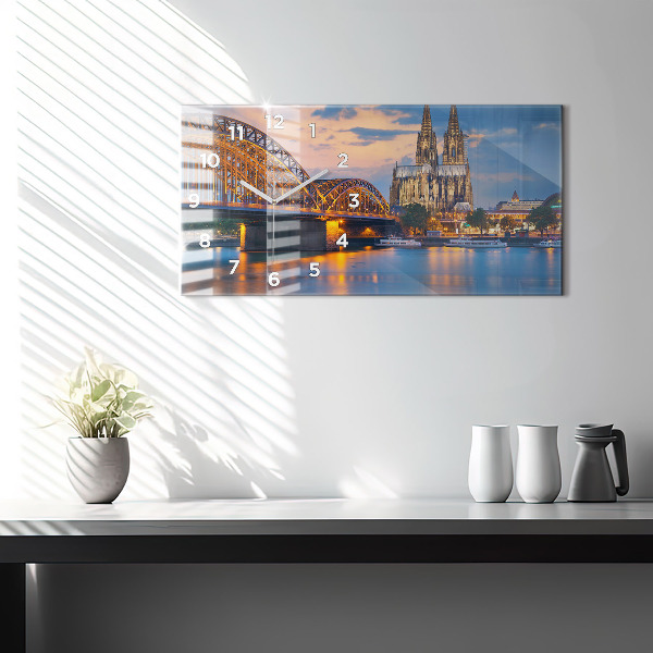 Horizontální hodiny na skle Pohled na radnici