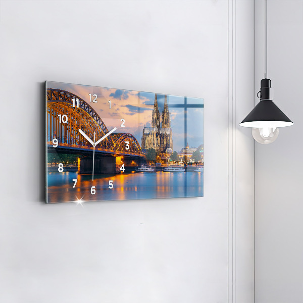 Horizontální hodiny na skle Pohled na radnici