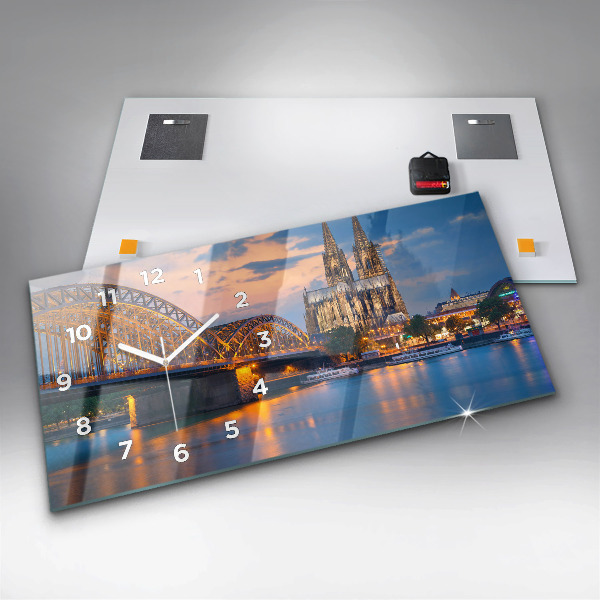 Horizontální hodiny na skle Pohled na radnici