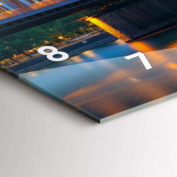 Horizontální hodiny na skle Pohled na radnici