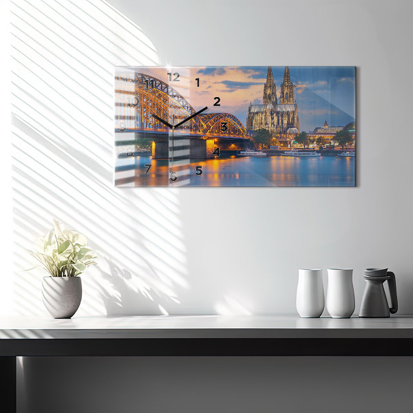 Horizontální hodiny na skle Pohled na radnici