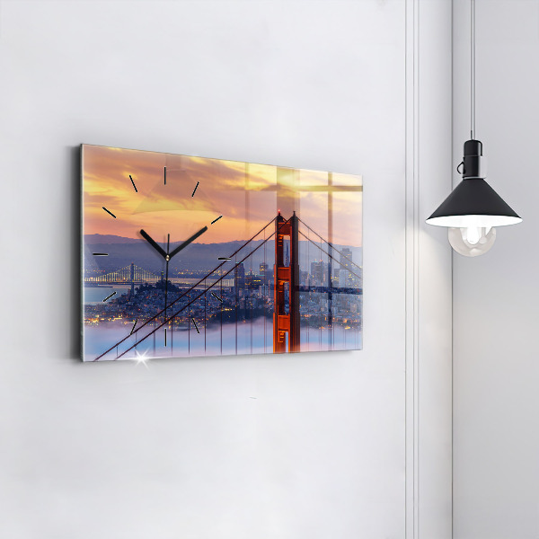 Horizontální hodiny na skle Sanfranciský most