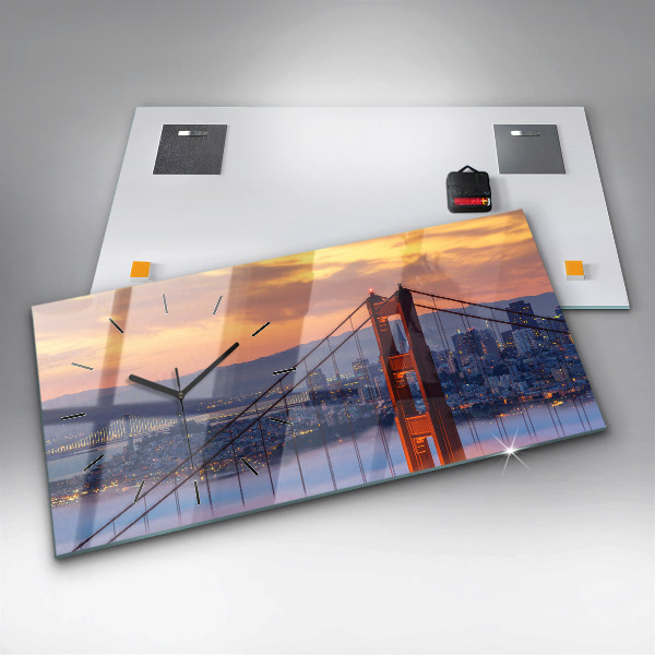 Horizontální hodiny na skle Sanfranciský most