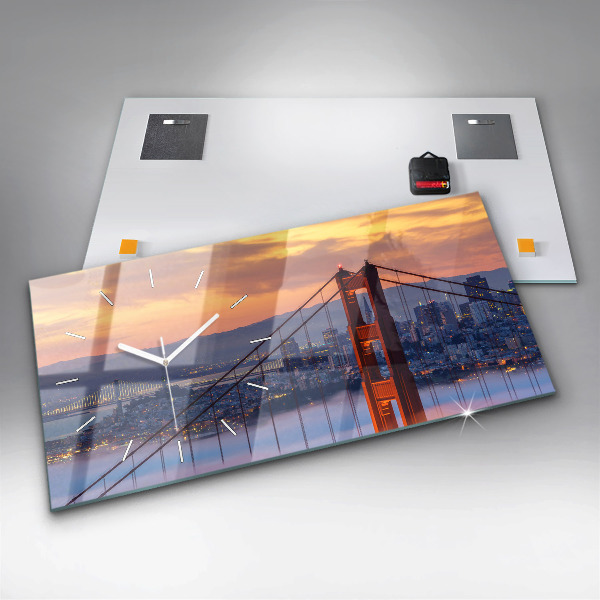 Horizontální hodiny na skle Sanfranciský most