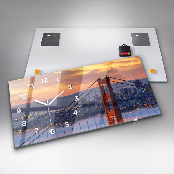 Horizontální hodiny na skle Sanfranciský most