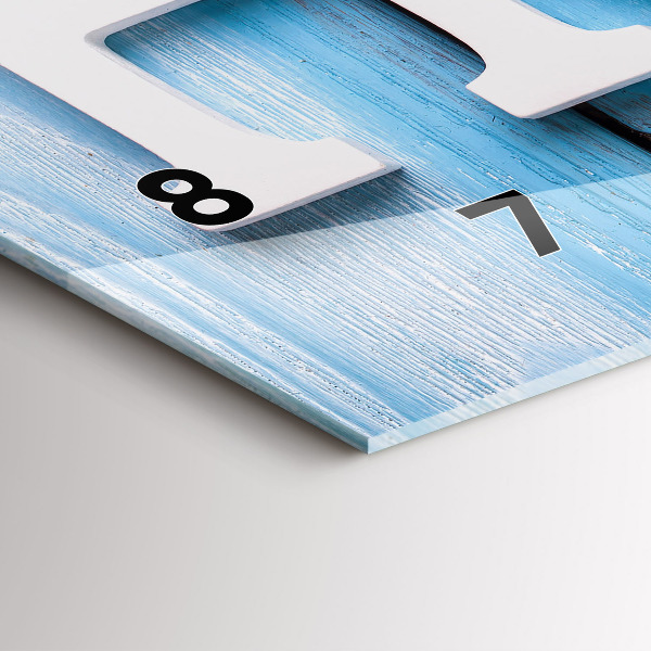 Horizontální hodiny na skle Nápis na domě