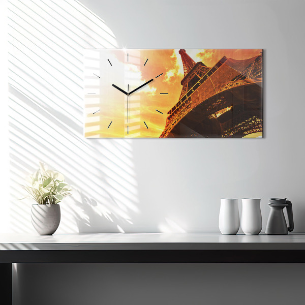 Horizontální hodiny na skle Eiffelova věž v Paříži