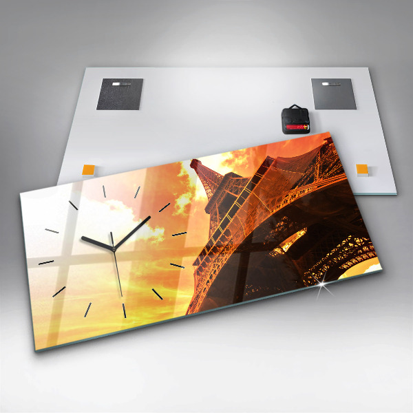 Horizontální hodiny na skle Eiffelova věž v Paříži