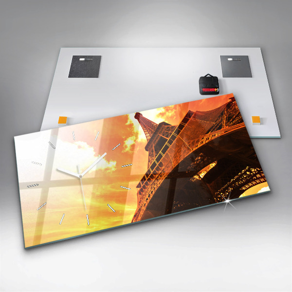 Horizontální hodiny na skle Eiffelova věž v Paříži