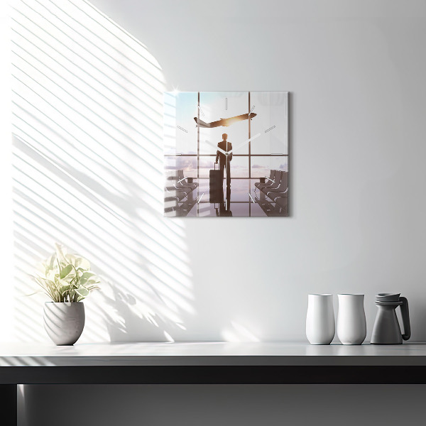 Skleněné hodiny čtvercové Muž na letišti