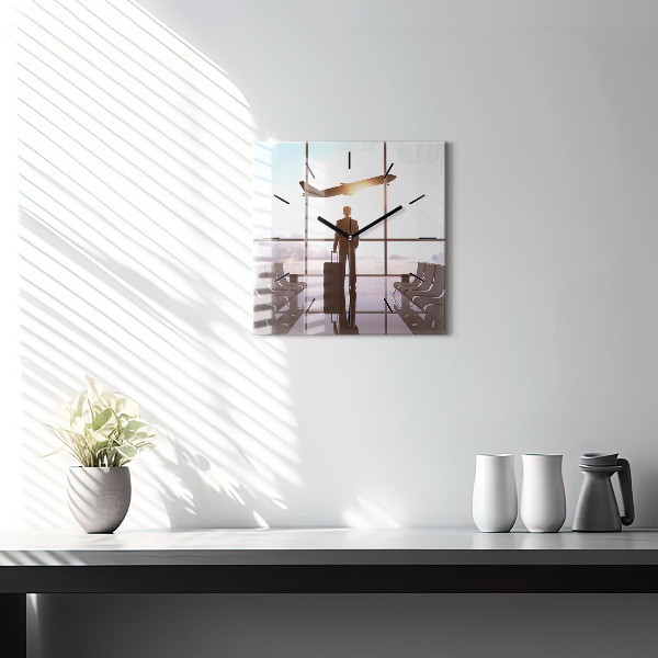 Skleněné hodiny čtvercové Muž na letišti