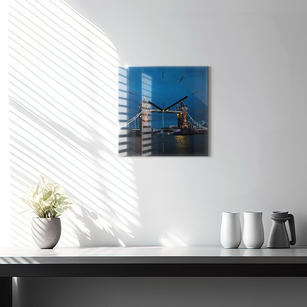 Čtvercové nástěnné hodiny Tower Bridge Londýn v noci
