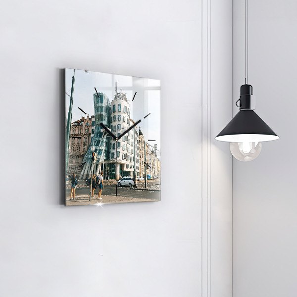 Čtvercové nástěnné hodiny Tančící dům Praha