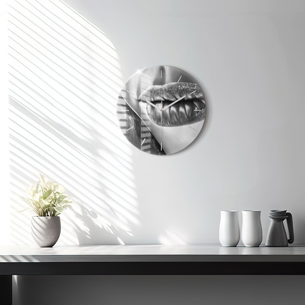 Kulaté skleněné hodiny s fotkou Ústa ženy