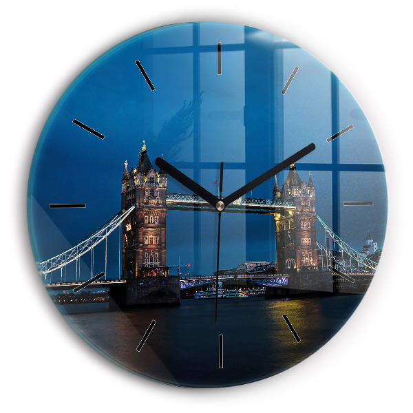 hodiny na skle Tower Bridge Londýn v noci