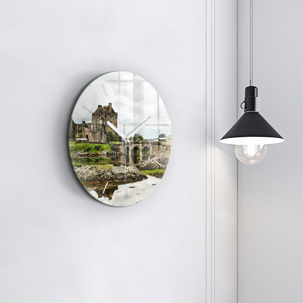hodiny na skle Hrad Eilean Donan Skotsko