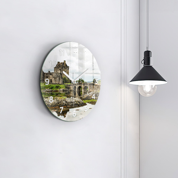 hodiny na skle Hrad Eilean Donan Skotsko