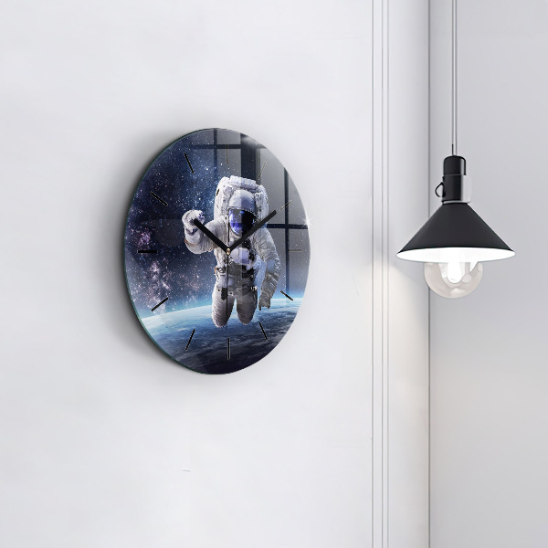 Kulaté skleněné hodiny s fotkou Astronaut nad zemí